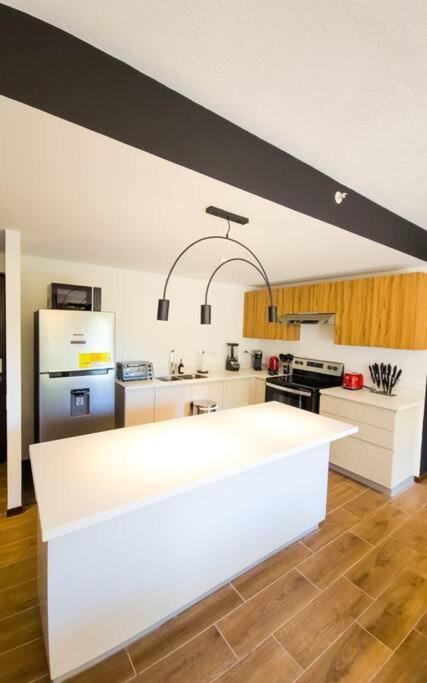 Entire Beautiful Condo With Rooftop Pool And Gym 산살바도르 외부 사진