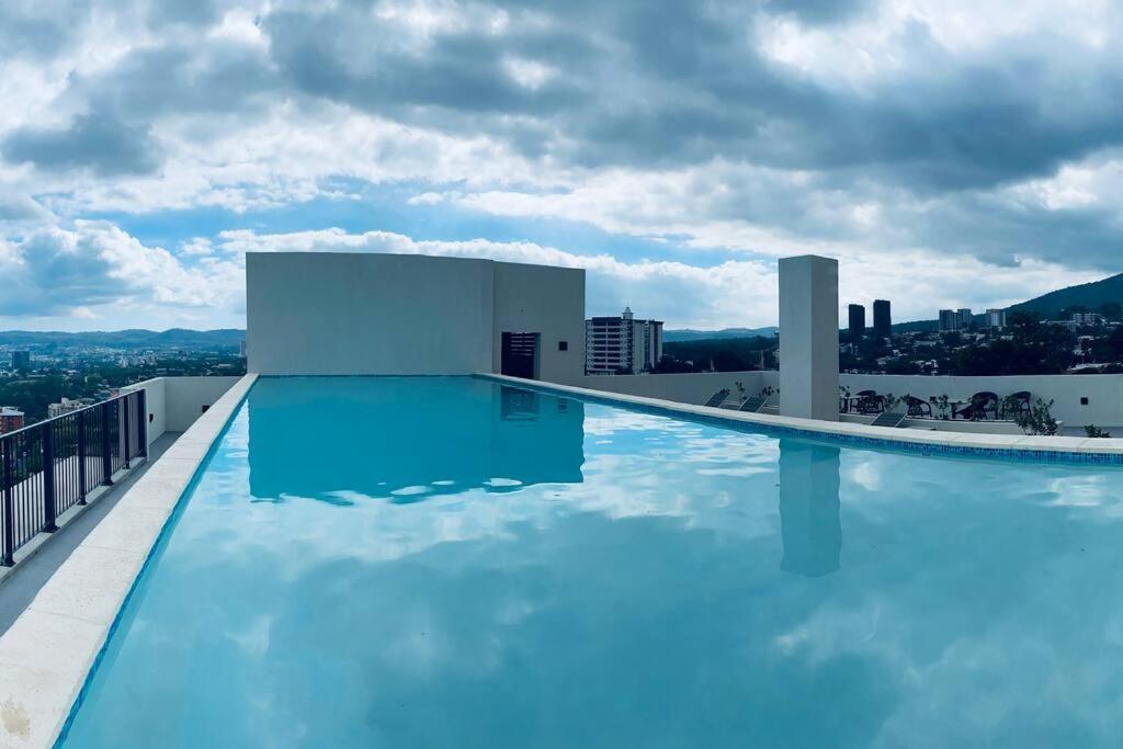Entire Beautiful Condo With Rooftop Pool And Gym 산살바도르 외부 사진